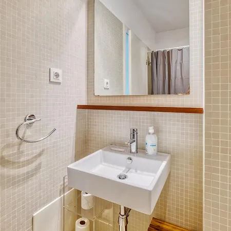 Portucale ! Modern 2br Flat With Garage Appartamento
